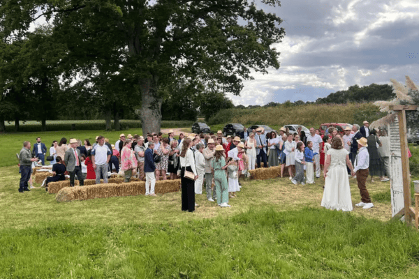 photo d'une cérémonie laïque à La Ferme du Bû, domaine de réception pour mariages en Normandie