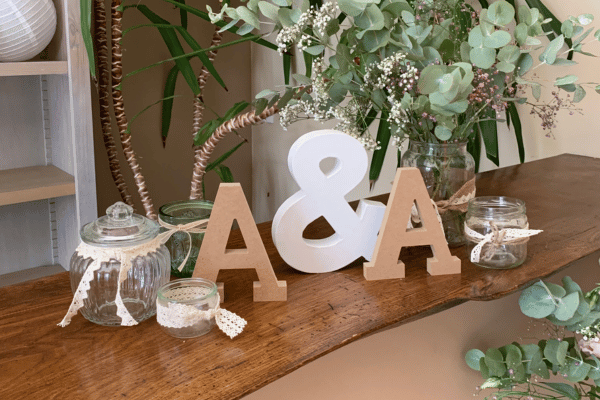 photo de décoration de mariage avec lettres