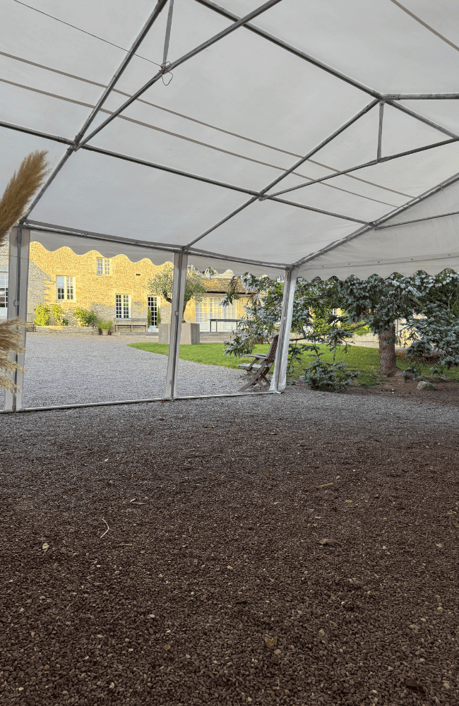 photo d'un barnum installé dans une cour d'un lieu de réception en Normandie