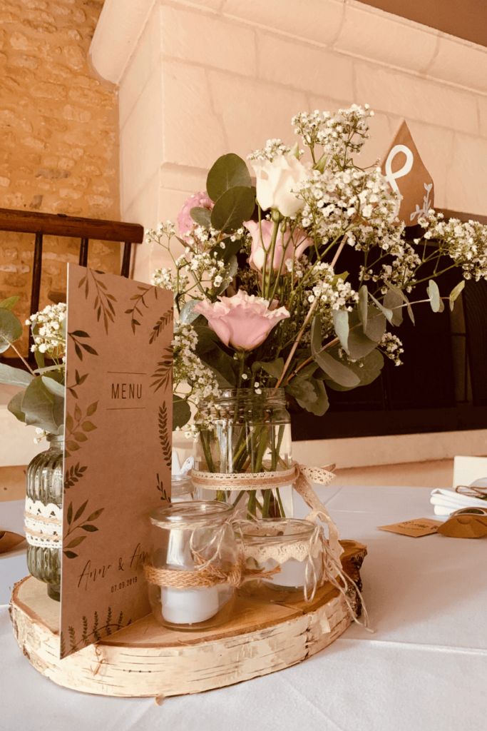 photo de décoration de mariage en Normandie avec cheminée en second plan