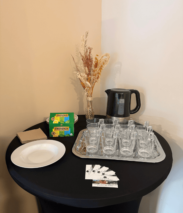 photo d'un mange debout avec du thé et une bouilloire et des cartes professionnelles