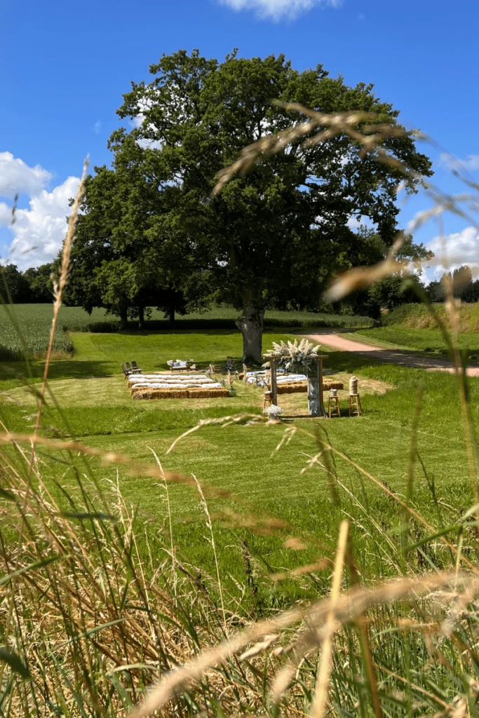 photo d'une cérémonie laïque dans un champ en Normandie