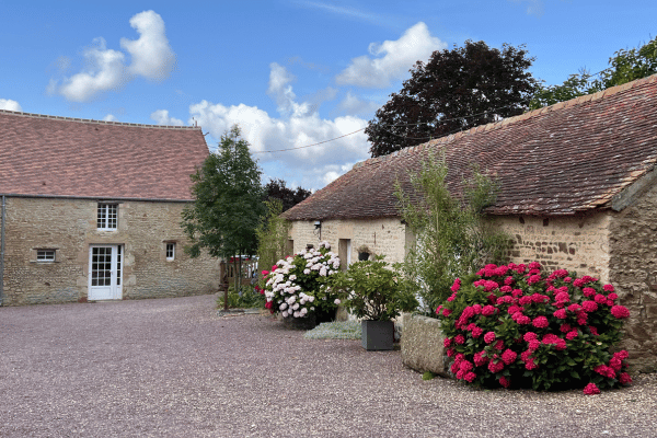 photo d'un corps de ferme fleuri, lieu de réception pour mariages en Normandie