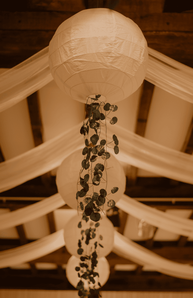 photo de la décoration d'un plafond pour mariage
