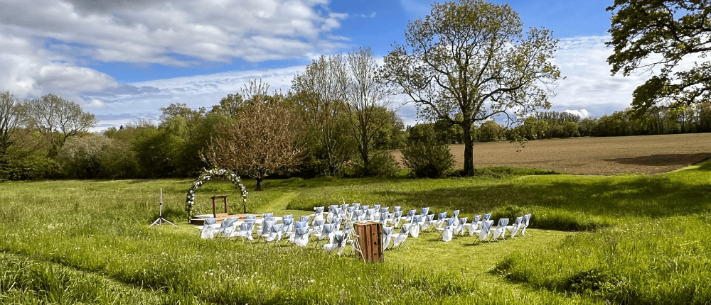 photo d'une cérémonie laïque dans un cadre champêtre d'un domaine de réception à Falaise