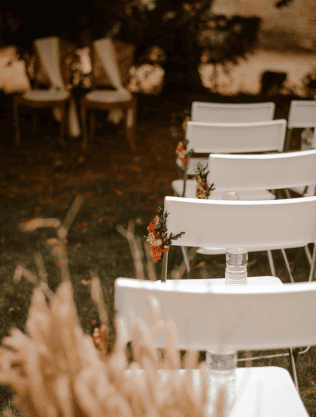 photo de chaises lors d'une cérémonie laïque d'un mariage dans un domaine en Normandie