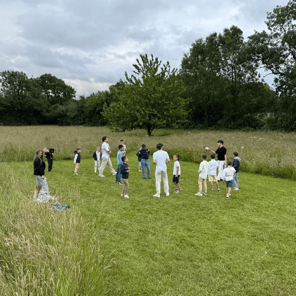 photo d'une cousinade dans un terrain de domaine de réception à falaise