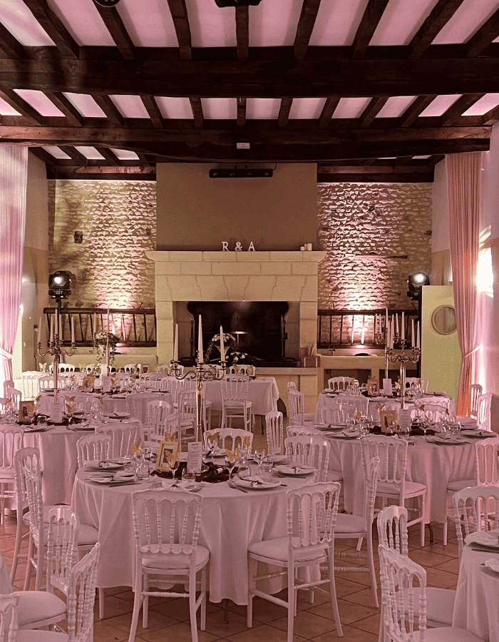 photo de la décoration d'un mariage avec lumières dans un domaine en pierres